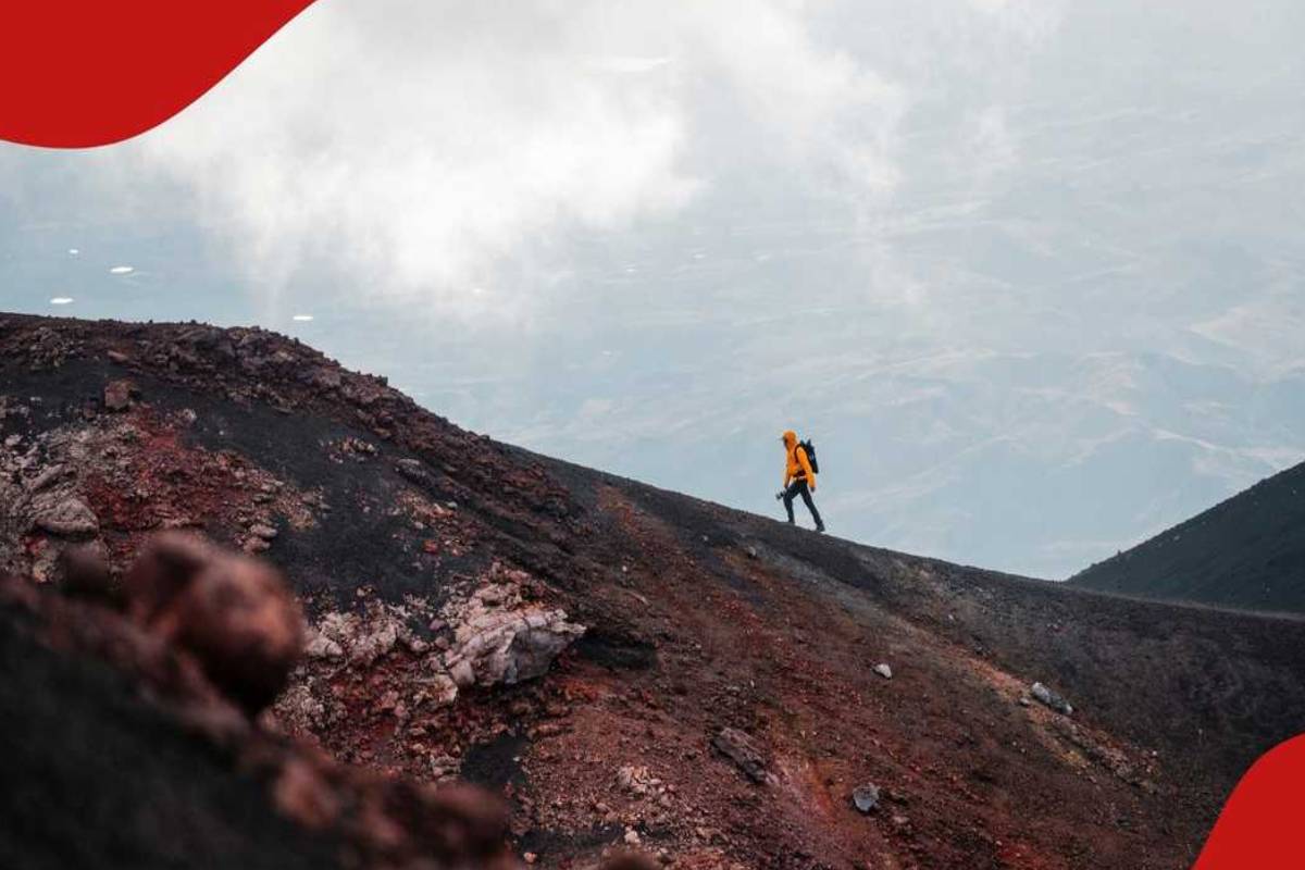 எரிமலையில் ஏறியபோது மின்னல் தாக்கி சுற்றுலா பயணி பலி | Tourist Killed By Lightning While Climbing Volcano