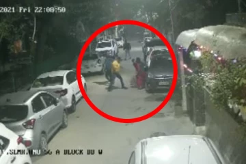 பெண்கள் மீது மிக கொடூரமாக தாக்குதல் நடத்திய மர்ம நபர்கள்! (VIDEO)