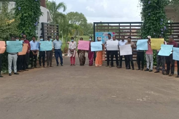 வவுனியா பல்கலைக் கழகத்தில் மனித சங்கிலிப் போராட்டம் (Photos)