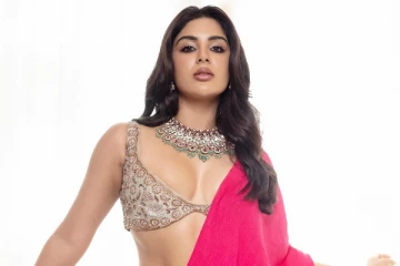 வாத்தி பட நடிகை சம்யுக்தா மேனனா இப்படி.. உச்சகட்ட கவர்ச்சி போஸ்