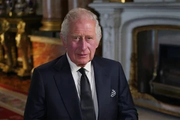 வேலையில்லாமல் ஆடம்பரமாக வாழ்பவர்கள் குறித்து புகாரளிக்க கோரிய பொலிசார்: மக்கள் குசும்பு