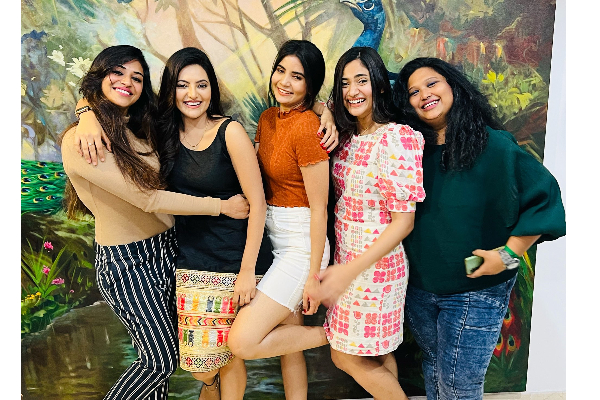 பிரபல நடிகையின் பிறந்தநாள் பார்ட்டியில் கலந்து கொண்ட பிக் பாஸ் லாஸ்லியா! யாருடன் பாருங்க.. | Losliya In Birthday Party