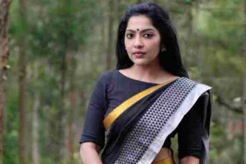 புடவையின் அழகில் மயக்கும் தொகுப்பாளினி ரம்யாவின் அழகிய போட்டோஸ்