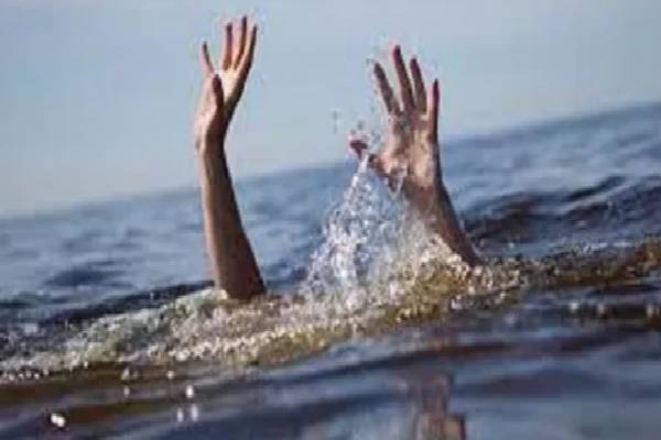 கடலில் அடித்துச் செல்லப்பட்ட வெளிநாட்டுச் சுற்றுலாப் பயணிகள் மீட்பு | Foreign Tourists Washed Ashore Rescued