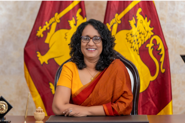 நாமல் தரப்பின் சதி! ராஜபக்ச படத்தின் மீட்பராக ஹரிணி | Pm Harini As The Savior Of Rajapaksa S Picture