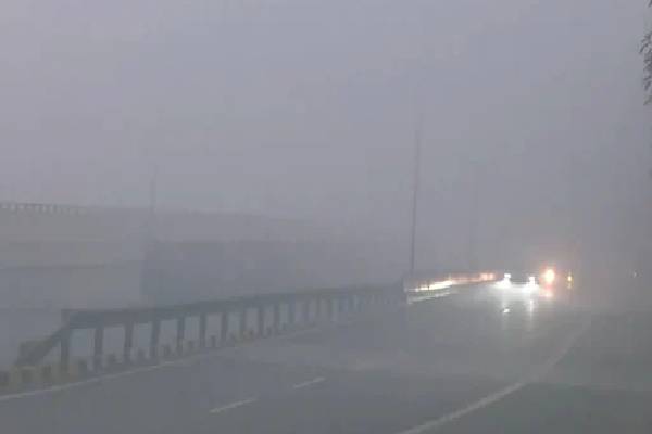 இந்தியாவில் 100ற்கும் மேற்பட்ட விமானங்கள் ரத்து! வெளியாகியுள்ள தகவல் | Over 100 Flights Cancelled City Wakes Up Thick Fog