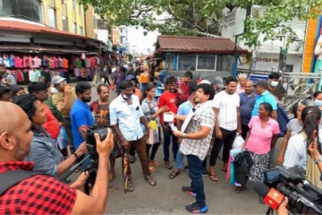 உண்டியல் குலுக்கி பணம் சேகரித்து மைத்திரியிடம் ஒப்படைத்த கலைஞர்(Photo)