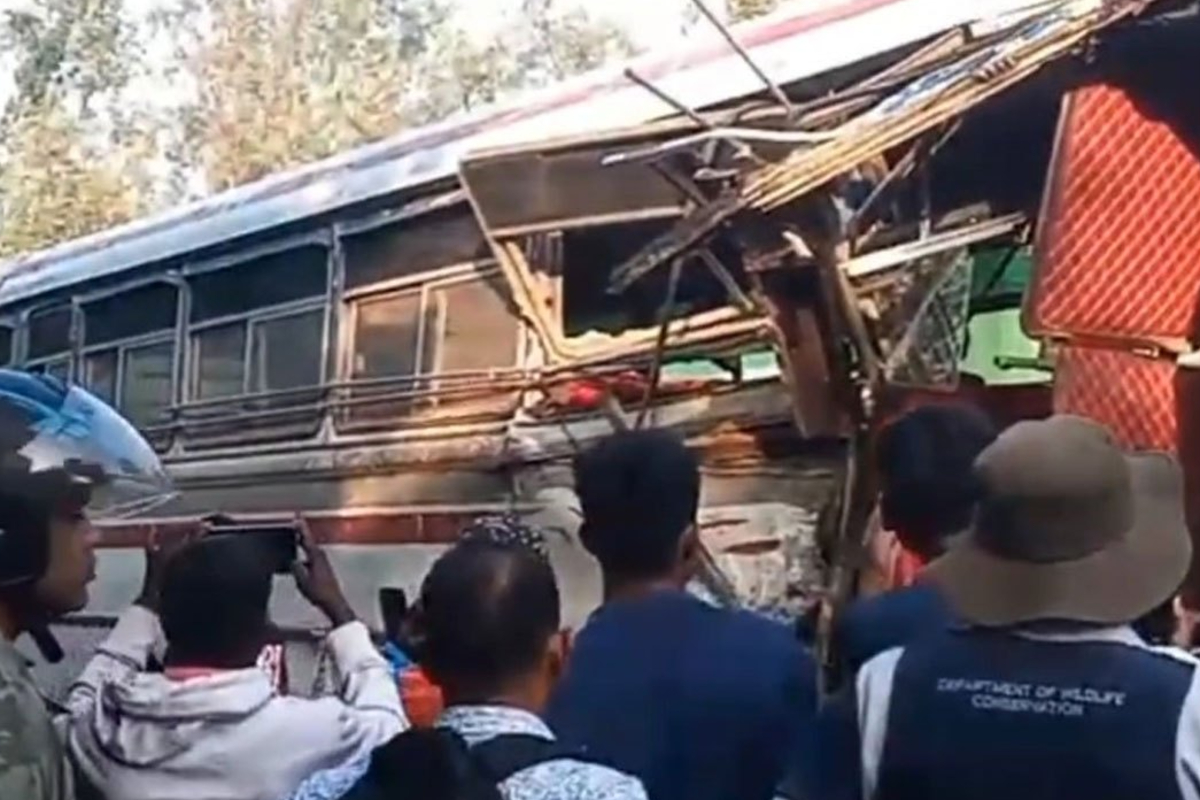 மின்னேரியாவில் பேருந்து விபத்தில் 10 பேர் படுகாயம் | 10 People Injured In Bus Accident In Minneriya