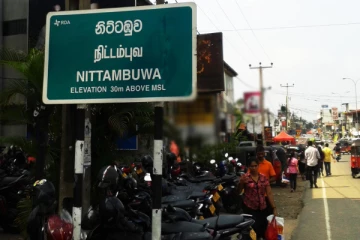 பேருந்துக்காக காத்திருந்த தாதியின் கையை அறுத்து கைப்பையை கொள்ளையிட்ட நபர்கள்