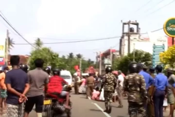 ඇමති ගෑස් සිලින්ඩර 200ක් එකසැරේ අරන් යයි.. ගෑස් පෝලිම යුද පිටියක් වෙයි.. පාලනයට STF කැදවයි.(VIDEO)