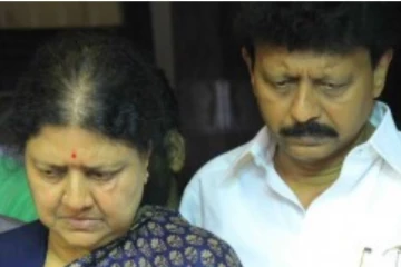 சசிகலாவின் துரோகிகள் எங்கள் குடும்பத்தில் தான் இருக்கிறார்கள்: திவாகரன்