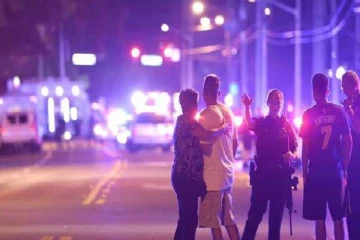 இரவுநேர கேளிக்கை விடுதியில் மரம் நபர் நடத்திய துப்பாக்கிச்சூடு! 3 பேர் உயிரிழப்பு