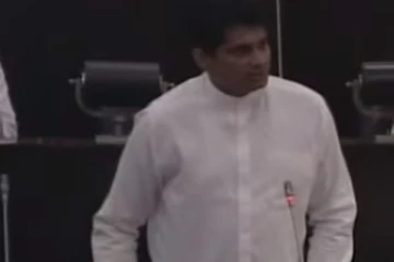 පාර්ලිමේන්තු පරිශ්රයට නාඳුනන පිරිස පැමිණෙයි.. වීඩියෝ කරයි.. මන්ත්රීවරු බය බිරාන්ත වෙයි.. එහි සිදු වූ දේ මෙන්න.. (VIDEO)