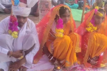 ஒரே நேரத்தில் இரண்டு பெண்களை திருமணம் செய்துகொண்ட நபர்.., வைரலாகும் வீடியோ