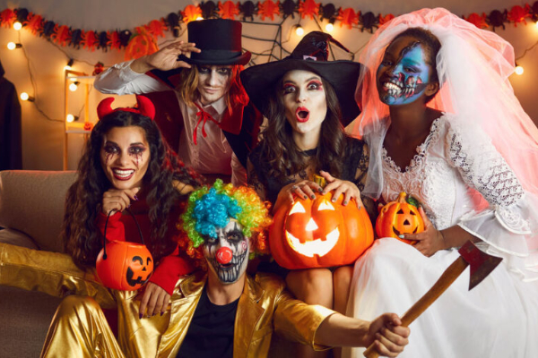 கல்லறை, சவப்பெட்டி வடிவில் திகிலூட்டும் உணவு வகைகள்; ஏன் தெரியுமா! | Dubai Halloween Foods Shape Graves And Coffins கல்லறை, சவப்பெட்டி வடிவில் திகிலூட்டும் உணவு வகைகள்; ஏன் தெரியுமா! | Dubai Halloween Foods Shape Graves And Coffins