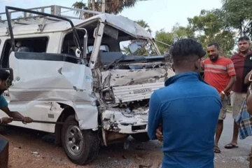 திருகோணமலைக்கு சுற்றுலா சென்ற வேன் விபத்து