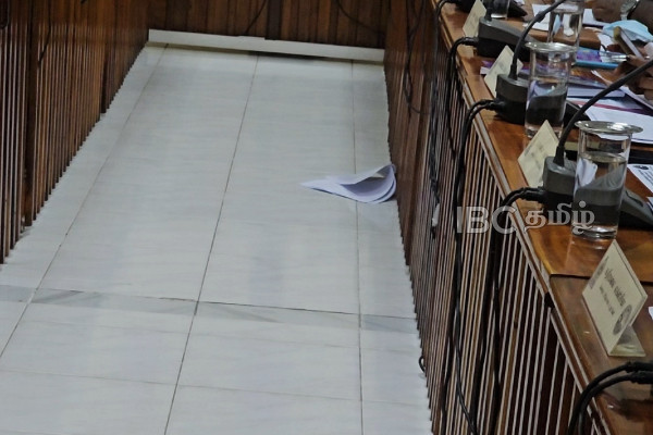 யாழ். மானிப்பாய் சபையில் கலவரம் - தூக்கி வீசப்பட்ட அறிக்கை | Manipay Pradeshiya Sabha Causes Over Audit Report யாழ். மானிப்பாய் சபையில் கலவரம் - தூக்கி வீசப்பட்ட அறிக்கை | Manipay Pradeshiya Sabha Causes Over Audit Report