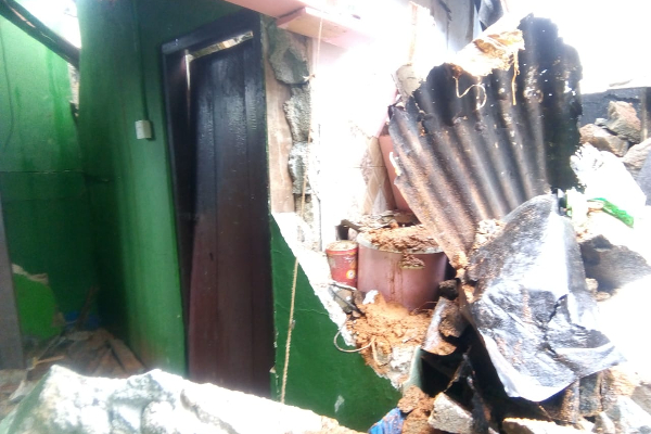 சீரற்ற காலநிலையால் அல்லல்படும் மலையக மக்கள்; கண்டுகொள்வார்களா அதிகாரிகள்! | Mountain People Affected By The Inclement Weather