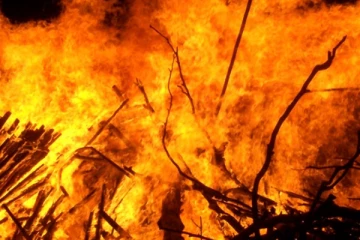 ගින්නකින් වෙළෙඳසලක් සම්පූර්ණයෙන්ම ගිනිබත් වෙයි - වයෝවෘද්ධ පුද්ගලයෙකු ජීවිතක්ෂයට..