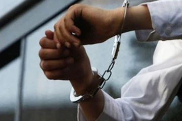 மனைவியுடன் சேர்ந்து பொலிஸாரை  தாக்கிய நபர்; யாழில் பரபரப்பு