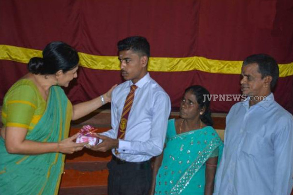 மாணவர்களை பாராட்டிய கிழக்கு மாகாண ஆளுநர்! | Governor Of Eastern Province Praised The Students