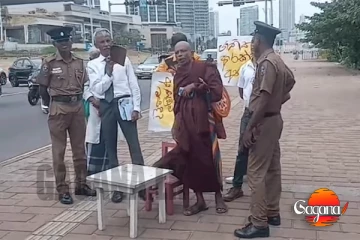 මොකද මේ? සංඝරත්නය බංකු පුටු අරන් ජනාධිපති ලේකම් කාර්යාලය ඉස්සරහ