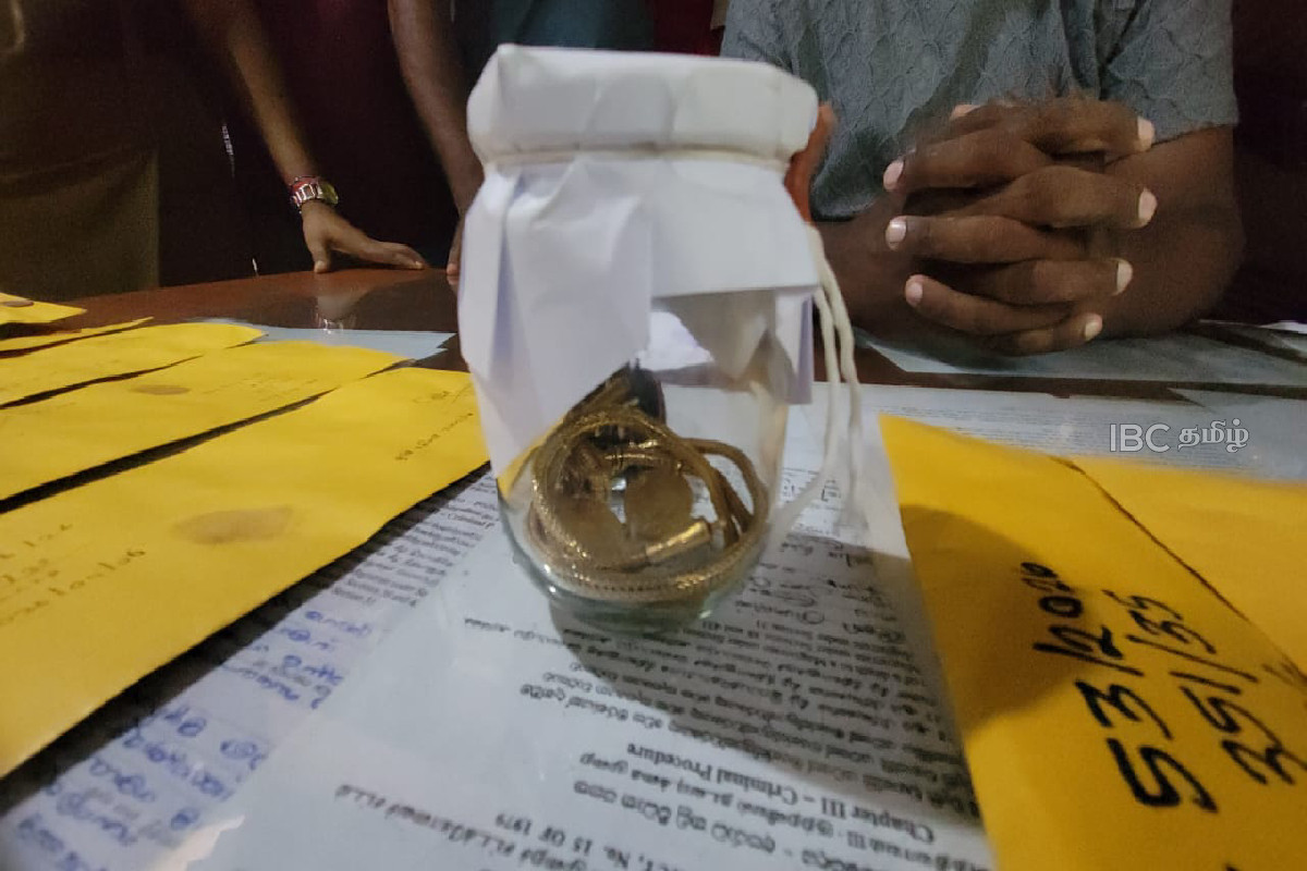 மட்டுவில் பன்றித்தலைச்சி அம்மன் ஆலயத்தில் தாலிக்கொடி அறுத்த பெண் உட்பட மூவர் கைது! | Woman Arrested For Stealing Jewelry Jaffna Temple மட்டுவில் பன்றித்தலைச்சி அம்மன் ஆலயத்தில் தாலிக்கொடி அறுத்த பெண் உட்பட மூவர் கைது! | Woman Arrested For Stealing Jewelry Jaffna Temple