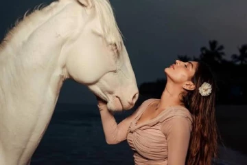 குதிரை உடன் மாஸ் காட்டும் நடிகை யாஷிகா ஆனந்த்.. வேற லெவல் போஸ்!