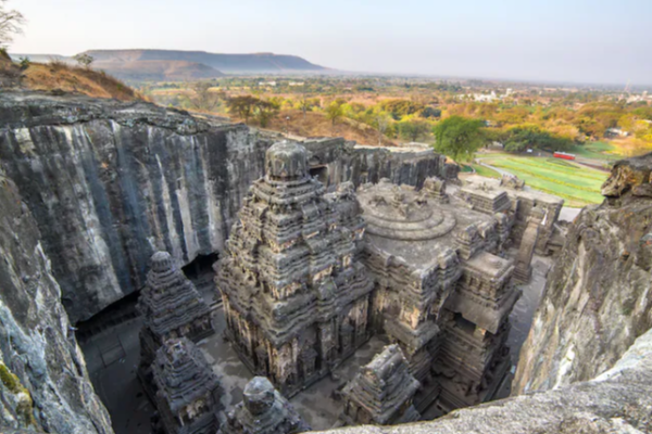 5 most wonderful ancient temples in india in tamil Kailasa Temple, Meenakshi Temple,Brihadeeswarar Temple, Virupaksha Temple, Konark Sun Temple