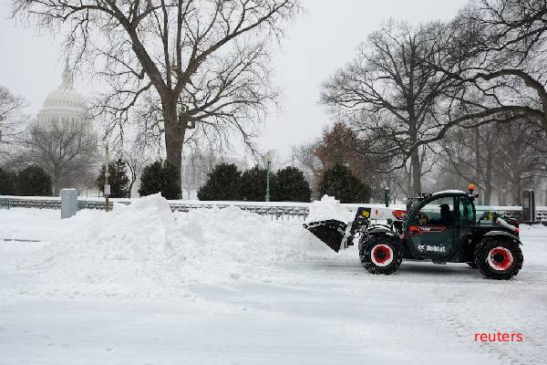உயிர் கொல்லும் குளிர்... மின்வெட்டால் 600,000 பேர் அவதி: ஆயிரக்கணக்கான விமானங்கள் ரத்து | Us Storm Leaves 600 000 Without Power