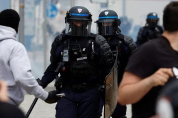 பாரிஸில் பொலிஸாருக்கு பயந்து மூன்றாவது தளத்தில் இருந்து குதித்த திருடன்!