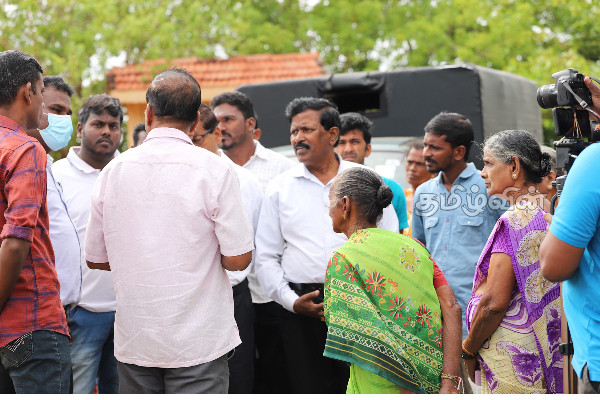 முல்லைத்தீவில் கோட்டாபய கடற்படை முகாமிற்கான நில அளவீட்டு நடவடிக்கை மக்கள் எதிர்ப்பையடுத்து இடைநிறுத்தம் (VIDEO) | Sri Lanka Tamil People Land