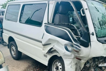 கார் ஒன்றும் வான் ஒன்றும் நேருக்குநேர் மோதி விபத்து