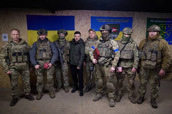 ஜெலென்ஸ்கி வெளியிட்ட ஒற்றைப் புகைப்படம்... அம்பலமான ரஷ்யாவின் பொய் | Zelensky Appears Warzone Town ஜெலென்ஸ்கி வெளியிட்ட ஒற்றைப் புகைப்படம்... அம்பலமான ரஷ்யாவின் பொய் | Zelensky Appears Warzone Town