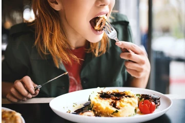 சாப்பிடும் போது இந்த தவறுகளை செய்யவே கூடாது! ஏன் தெரியுமா?