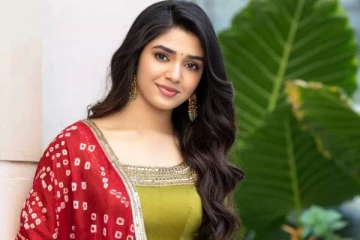 மாடர்ன் உடையில் கவர்ச்சி போஸ் கொடுத்த கீர்த்தி ஷெட்டி!! வைரலாகும் புகைப்படங்கள்