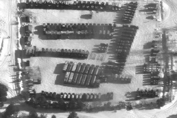 உக்ரைன் எல்லையில் ரஷ்யா குவித்து வரும் படைகள்...வெளியான செயற்கைகோள் புகைப்படம்