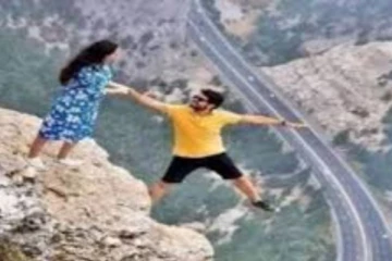 துருக்கியில் மலை உச்சியில் நின்று ஆபத்தான நிலையில் புகைப்படம் எடுத்த காதல் ஜோடி