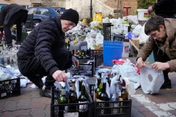சூப்பர் மார்க்கெட்டுகள் மற்றும் மருந்துகடைகள் சூறையாடல்; உணவுக்காக  அடித்துக்கொள்ளும்  உக்ரேனியர்கள்!