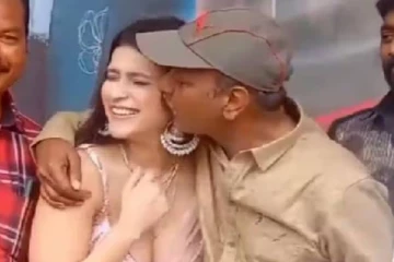 பொது மேடையில் திடீரென நடிகைக்கு முத்தம் கொடுத்த இயக்குனர்- சங்கடத்தில் பிரபலம்