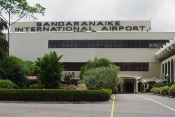 விமானநிலையத்தில் அதிரடியாக கைதான பெண்; பயணப்பொதியில் மறைந்திருந்த பொருள்