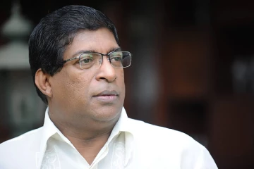 එජාපෙ කෘත්‍යාධිකාරී මණ්ඩලයට යක්ෂයාගේ දරුවන් ඇතුළු වෙලා - රවී කරුණානායකගෙන් අමුතුම ප්‍රකාශයක්