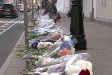 ரஷ்ய தலைநகரில் மலர் செண்டுகளை வைத்து சென்ற பொதுமக்கள்