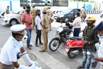 அருப்புக்கோட்டை பேருந்து நிறுத்தம் வழியாக முகக்கவசம் அணியாமல் சென்றவர்களுக்கு அபராதம்
