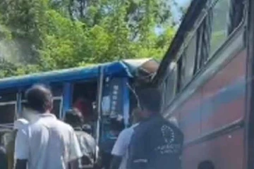 බිහිසුණු බස් අනතුරක් - 11ක් රෝහලට