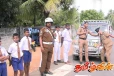 யாழில் வீதி போக்குவரத்து தொடர்பில் பொலிஸாரால் மாணவர்களுக்கு தெளிவூட்டல்