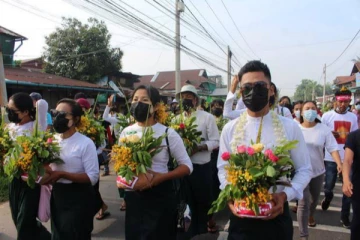 தலையில் பூச்சூடி போராட்டத்தில் ஈடுபட்ட மக்கள் - காரணம் என்ன தெரியுமா?