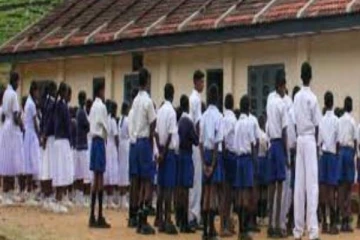 தமது கைகளை தாமே வெட்டிக்கொள்ளும் மாணவர்கள் : உளவியல் பிரச்சினை....!