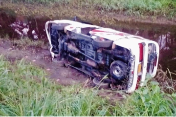 கால்வாய்க்குள் கவிழ்ந்த வாகனம்