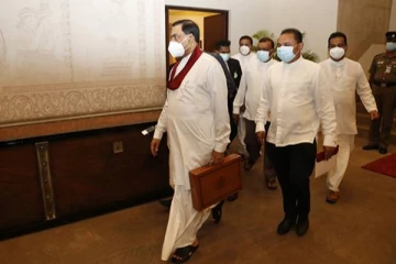 ராஜபக்ச குடும்பத்திற்குள் கடும் மோதல்! அவசரமாக நாடு திரும்பும் பசில் ராஜபக்ச